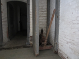 11856 gemetselde muur/interieur en deur met houtrot in de Batterij onder Poederoijen/fort, 17-07-2012