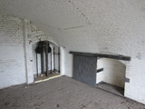11859 ruimte in de Batterij onder Poederoijen/fort met kettingen voor handbediende munitielift, 17-07-2012