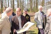 1299 groep (personen) die uitleg krijgt kasteel de Schaffelaar, 14-04-2004