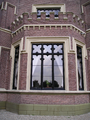 1311 venster gevat in een omlijsting in Tudorvormen de Schaffelaar, 03-11-2002