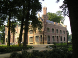 1318 kasteel De Schaffelaar (tussen bomen door) voor/zijkant rechts, 03-11-2002