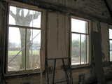 1346 interieur woonhuis gevel met ramen en zicht naar buiten, 18-03-2009