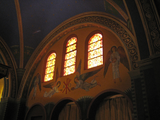 1459 zicht op boog met glas in lood ramen en muurschildering van bijbelse voorstelling Cenakelkerk, 15-02-2011