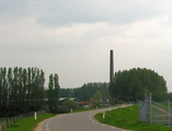 1563 schoorsteen van de voormalige steenfabriek De Ooij, 28-04-2004
