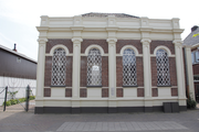 1593 Voorgevel met vier vensterassen breed, geleed door vijf pilasters synagoge Borculo, 21-07-2010