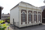 1594 IJzeren hek bij ingang aan zijkant en vooraanzicht synagoge Borculo, 21-07-2010