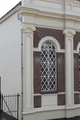 1595 detail van venster en pilaster (links voor) synagoge Borculo, 21-07-2010