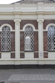 1597 detail van drie vensters en twee pilasters (middenvoor) synagoge Borculo, 21-07-2010