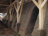 1855 buitenkant onder overkapping met spanten steenfabriek De Bunswaard, 21-12-2011