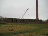 1875 veldovens/tunnelovens met zicht op schoorsteen en hijskraan steenfabriek De Bunswaard, 26-01-2011