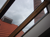 1882 zicht op schoorsteen van binnenuit door raam steenfabriek De Bunswaard, 27-06-2013
