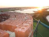 1894 bovenkant schoorsteen steenfabriek De Bunswaard met zicht op rivier, 31-10-2005