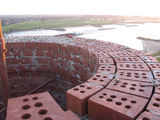 1895 bovenkant schoorsteen steenfabriek De Bunswaard met zicht op rivier, 31-10-2005