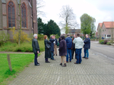 1938 (personen) projectgroep naast Sint-Martinuskerk Baak met o.a. gedeputeerde Peters, 28-04-2001