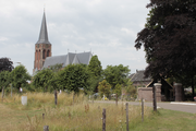 1949 Sint-Martinuskerk Baak vanaf de weg achter bomen, 13-07-2010