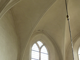 2001 scheuren in pleisterwerk boven spitsboograam interieur Remigiuskerk, 18-05-2010