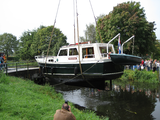 244 jacht in takels boven het water Apeldoorns Kanaal, 13-09-2008