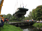 245 jacht in takels boven brug Apeldoorns Kanaal, 13-09-2008