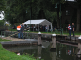 264 open sluis in Apeldoorns kanaal en met feessttent ter gelegenheid van de Erfgoedweek 2008 (personen), 13-09-2008