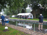 266 erfgoedweek 2008 te Apeldoorn, muziekkapel in tent aan het Apeldoorns kanaal, 13-09-2008