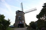 2686 molen De Zwaan in landschap, 19-09-2009