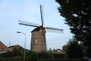 2688 molen De Zwaan in landschap, 19-09-2009