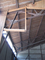 2983 binnenkant loods, dak met spanten en houten staketsel, 22-06-2010