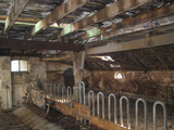3219 interieur van de stal deels vervallen aan Pas 6 te Afferden, 15-03-2012