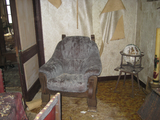 3220 interieur kamer met stoel vervallen hallehuisboerderij aan Pas 6 te Afferden, 15-03-2012