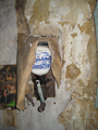 3229 verweerde muur met losgelaten behang en koffiemolen hallehuisboerderij aan Pas 6 te Afferden, 15-03-2012