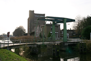 361 vatenhandel G.J. Stijf met op de voorgrond een ophaalbrug, Beatrixweg 1/Kanaaldijk, 20-11-2007
