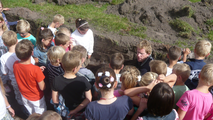 3895 Proefsleuf Gerichtenweg met schoolklas en uitleg voor kinderen (personen), 08-10-2012