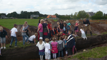 3896 Proefsleuf Gerichtenweg met schoolklas en uitleg voor kinderen (personen), 08-10-2012