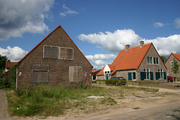 392 vervallen huis en gerestaureerd huis in de metaalbuurt , gerestaureerde wijk in Apeldoorn, o.a. bij de hoek ...
