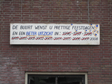 4 blik op bord met tekst de buurt wenst u prettige feestdagen en een beter uitzicht op de vervallen textielfabriek aan ...