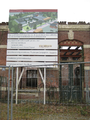 40 vervallen textielfabriek aan de Hofstraat met bord van de projectontwikkelaar waarop de restauratie wordt ...
