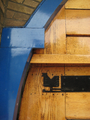 431 detail beslag deur (kip) en blauwe omlijsting Welkoop Apeldoorn, 04-08-2010