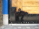 432 detail beslag deur (muis) en blauwe omlijsting Welkoop Apeldoorn, 04-08-2010
