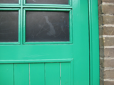 433 details deur (groen) met bekrast raam Welkoop Apeldoorn, 04-08-2010