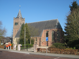 449 Nederlands Hervormde kerk van Beekbergen zijkant (schip) met straat en rode brievenbussen, 22-03-2012