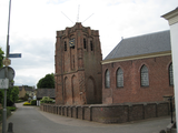 4497 Scheve toren van Nederlands Hervormde Kerk kerkhofmuur en kerkgebouw, 03-06-2009