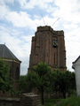 4499 Scheve toren van Nederlands Hervormde Kerk kerkhofmuur en kerkgebouw, 03-06-2009
