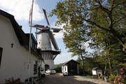 4609 zicht op molen molen De Vlinder vanaf het naastgelegen huis, 19-09-2009