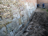 4697 vakmensen bezig met restauratie van stadsmuren, vestingmuur tussen Strandboulevard Oost 1 en Plantage 26, 11-03-2009