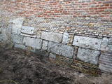 4705 stadsmuur met diverse soorten stenen, vestingmuur tussen Strandboulevard Oost 1 en Plantage 26, 11-03-2009