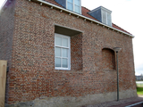 4706 zijkant woning (vestingmuur) met dichtgemetseld raam, vestingmuur tussen Strandboulevard Oost 1 en Plantage 26, ...
