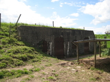 5065 entree bunker in het landschap aan de Diefdijk, 08-07-2011