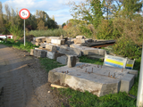 5160 betonnen onderdelen op de dijk voor de restauratie van de waaiersluis Asperen, 02-11-2011