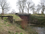 5172 gesloten sluisdeur in Linge (dijk) waaiersluis Asperen, 10-03-2011