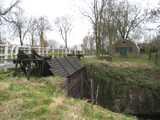 5173 gesloten sluisdeur in Linge (dijk waaiersluis Asperen, 10-03-2011